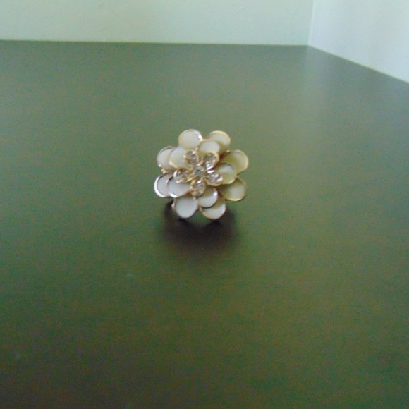 Costume jewelry-flower ring - Picture 3 of 10